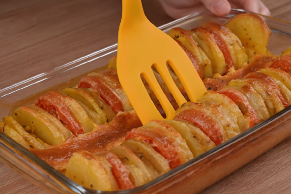 Batatas e Tomates Assados: Prepare esse delicioso almoço com poucos ingredientes