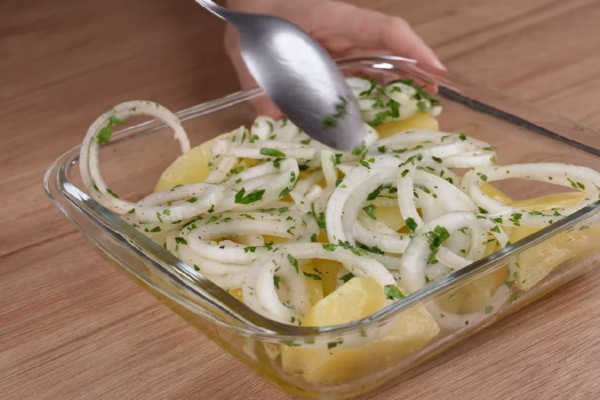 Salada de Batata com Cebola: Esta é de longe, a melhor salada de batata que já fiz